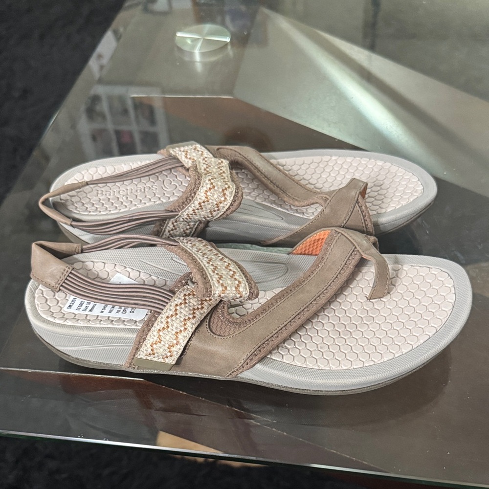 BareTraps Tan Sandals - Picture 6 of 10